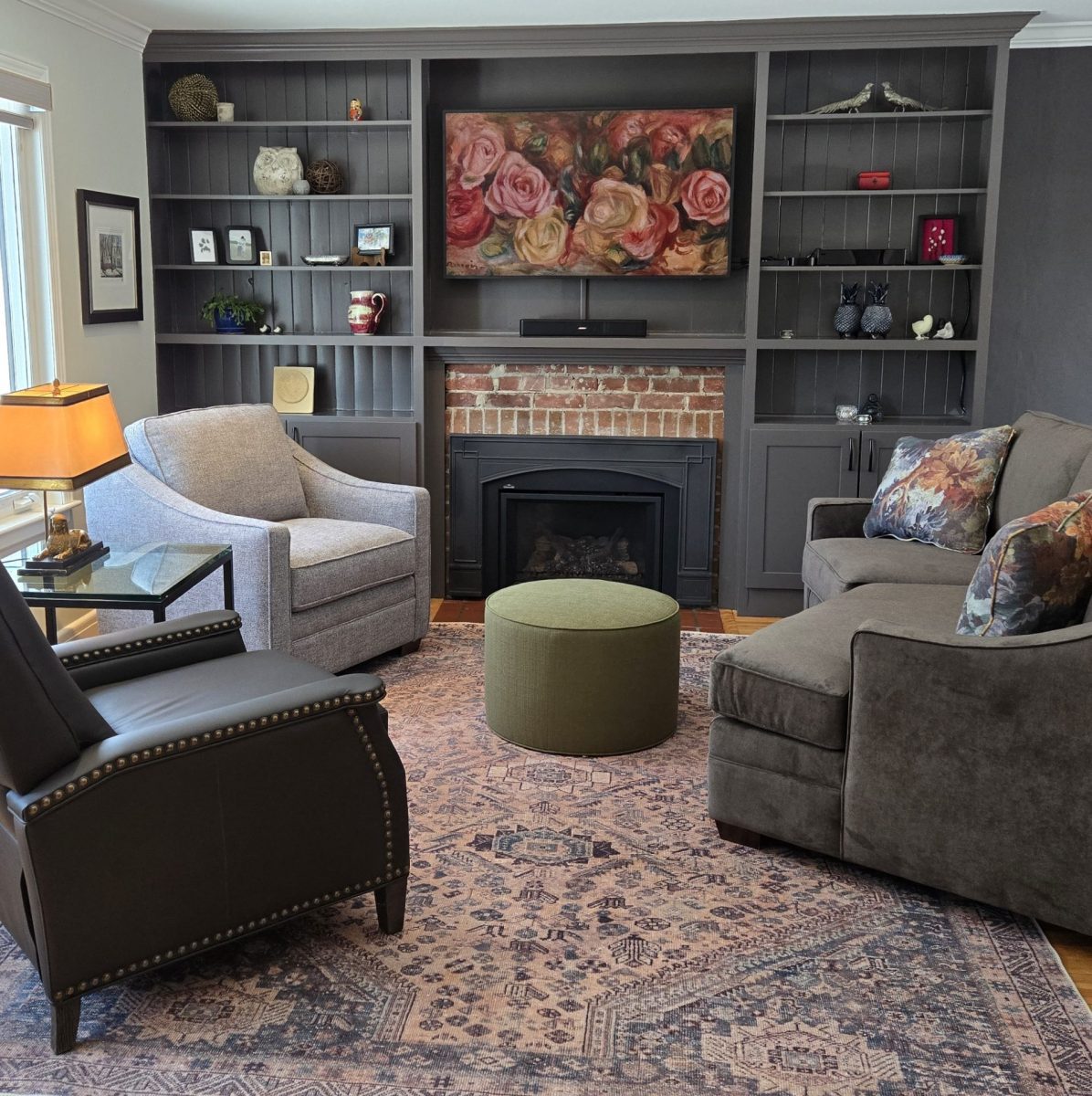 Accent wall in Silhouette by Benjamin Moore, interior designer near me, decorator near me, Ottawa decorator, home decorator near me, interior decorator near me, authentic designer in Ottawa