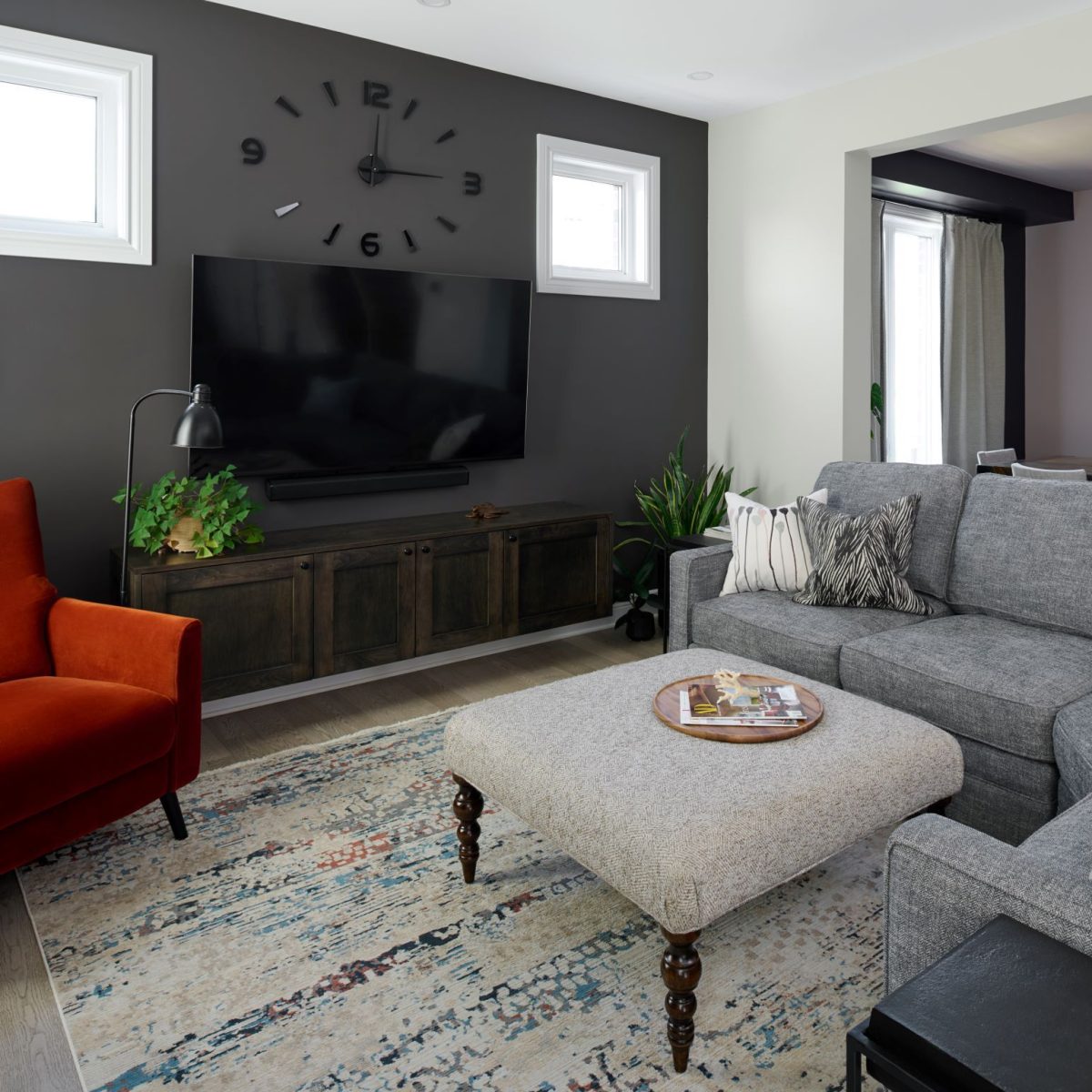 Accent wall in Silhouette by Benjamin Moore, interior designer near me, decorator near me, Ottawa decorator, home decorator near me, interior decorator near me, authentic designer in Ottawa