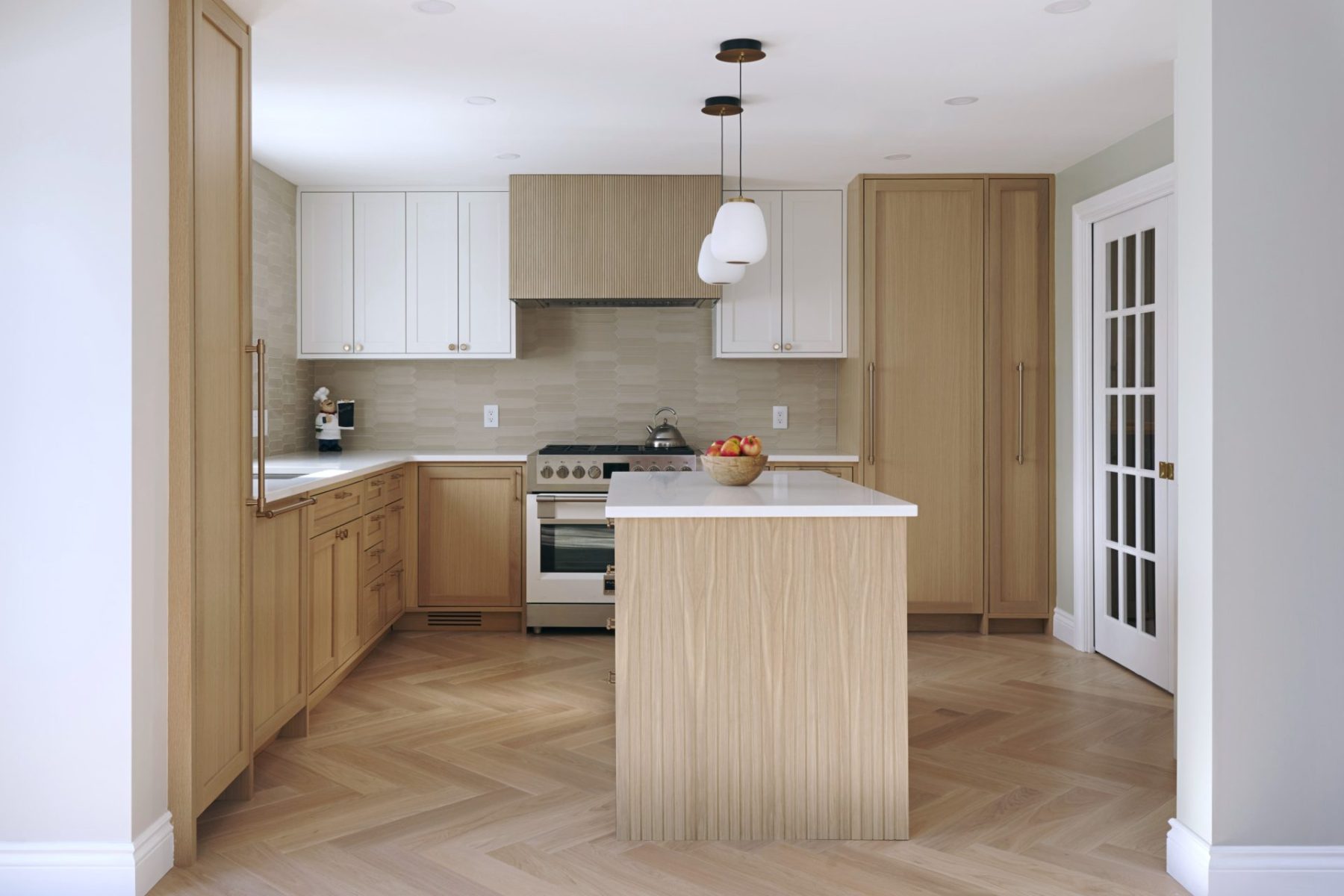 timeless kitchen design,
elegant kitchen renovation,
high end kitchen design,
warm modern kitchen,
transitional kitchen design,
kitchen designed for everyday living